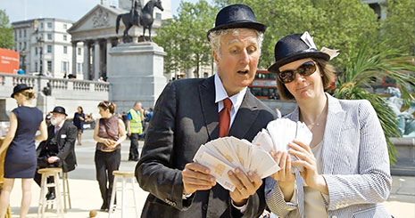 پول‌های تقلبی در دست‌های زوج انگلیسی