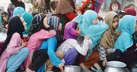 دختران جلال آباد افغانستان در صف خیریه