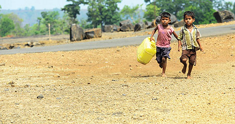 کودکان روستای شاپور هند در حال بردن دبه به سمت چاه