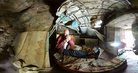 10 سال زندگی کارگر اخراجی در غار