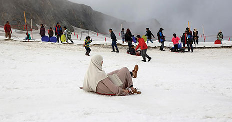برف بازی عرب ها در بالای کوه