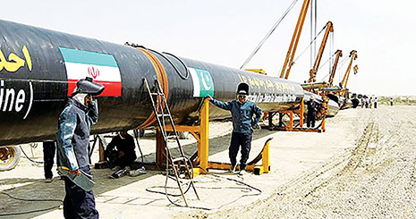 پاکستان برای پیشبرد طرح خط لوله گاز با ایران در تماس هستیم