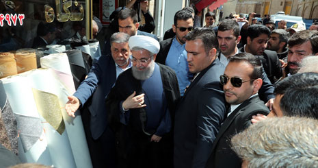 بازدید سرزده رئیس جمهور از بازار کفش تبریز / روحانی: برجام یک جمله کم یا اضافه نمی شود