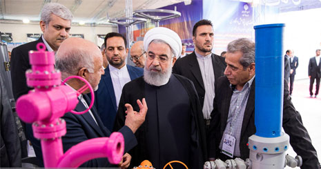 رئیس جمهور در بازدید از بیست وسومین نمایشگاه بین المللی نفت، گاز، پالایش و پتروشیمی / اساس سیاست ما تعامل سازنده با دنیا است