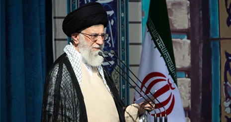 رهبر معظم انقلاب اسلامی در خطبه های نماز عید سعید فطر / نقدینگی کشور به سمت تولید هدایت شود