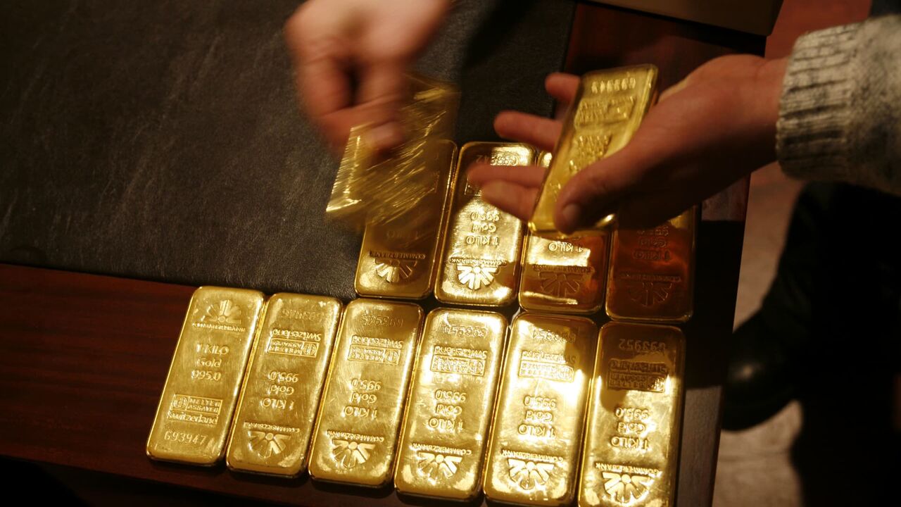 قیمت طلای جهانی در آستانه کاهش هفتگی