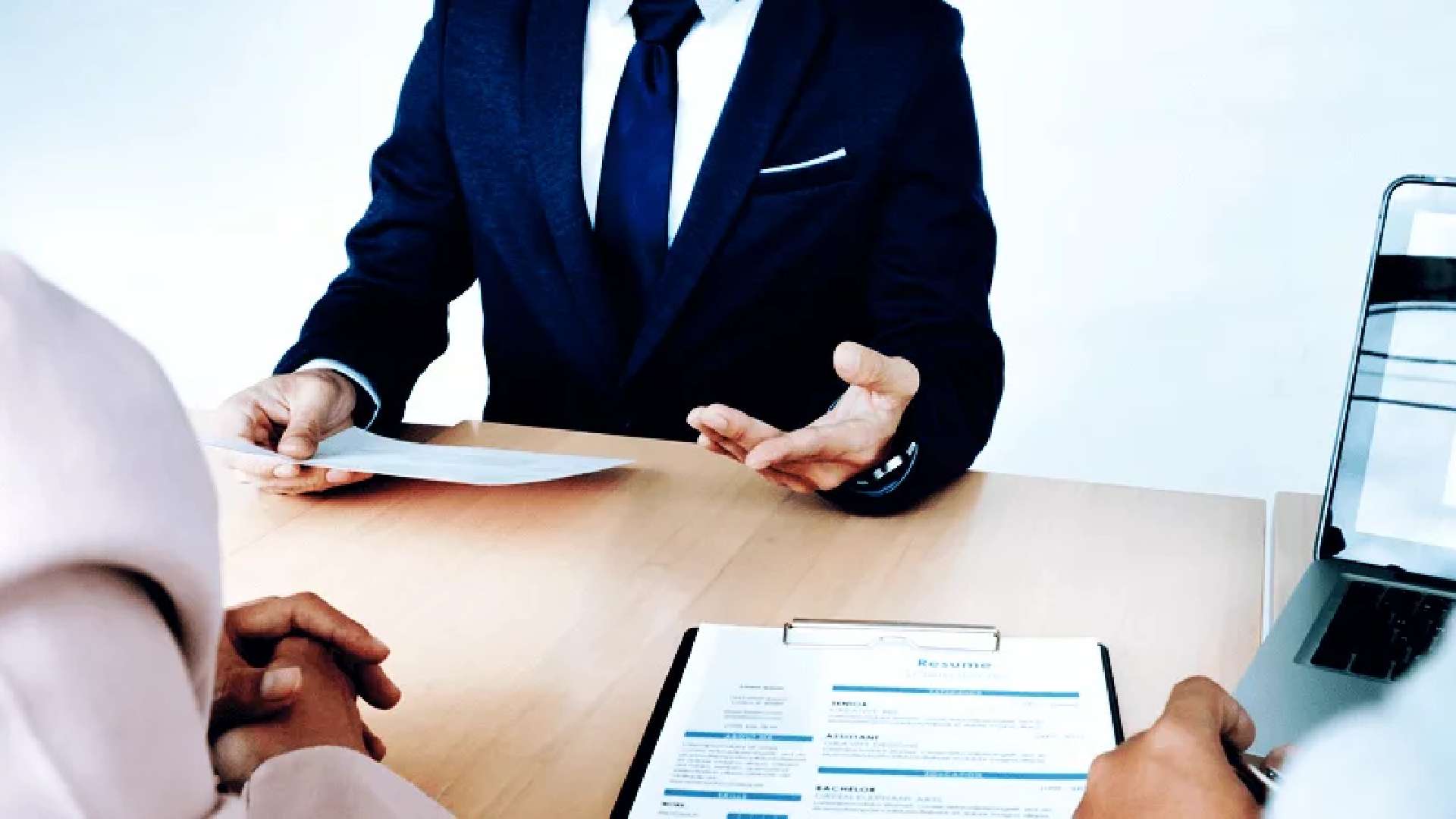 تصمیم گیری عجولانه برای پر کردن جای خالی