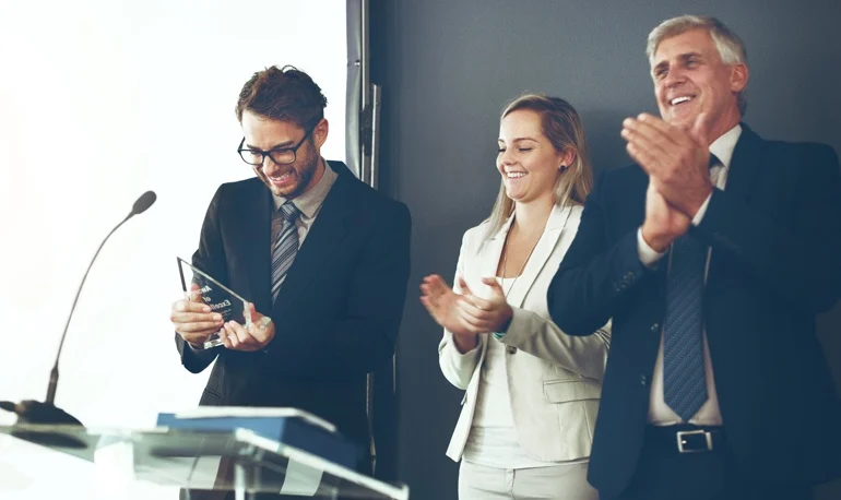 برنامه های تقدیر و پاداش مبتنی بر ارزش های برند