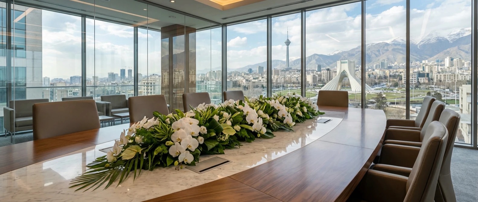 چیدمان گل لوکس و رسمی روی میز کنفرانس در دفتر مدیریت، نماد پرستیژ سازمانی و برندینگ