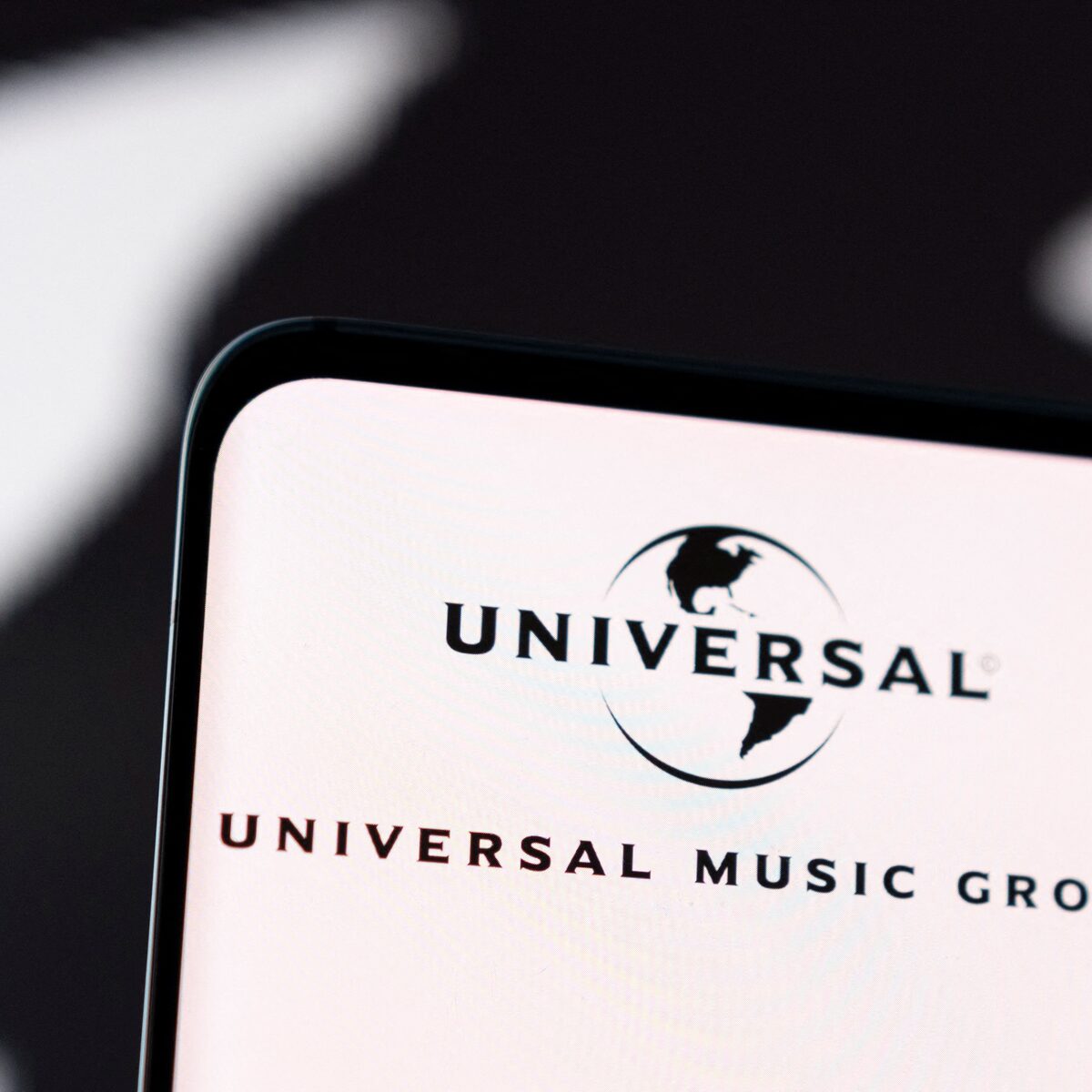 یونیورسال برای عبور از سد اتحادیه اروپا در خرید &laquo;Downtown&raquo; عقب نشینی کرد؛ جنگ پشت پرده بر سر حق نشر موسیقی